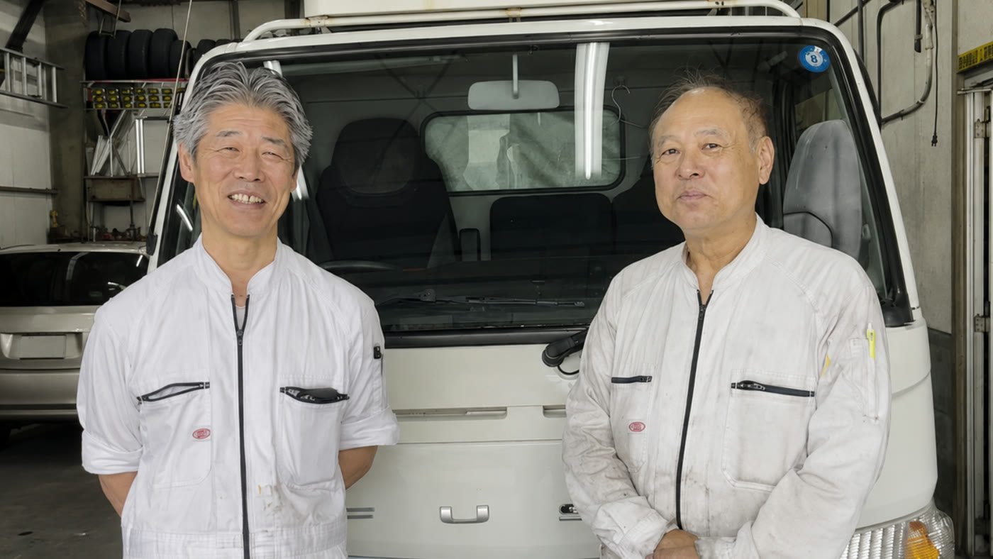 石川モータースで働く2人のスタッフ（大阪市東住吉区の街の車屋）